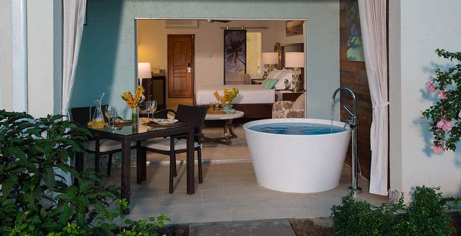 Emerald-Beachfront-Walkout-Club-Level-Junior-Suite-w-Soaking-Tub-WEBT-2