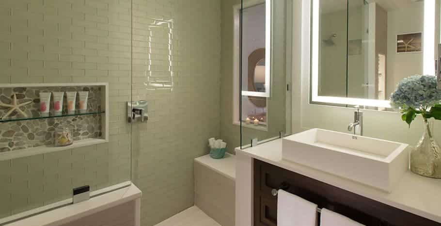 Emerald-Beachfront-Walkout-Club-Level-Junior-Suite-w-Soaking-Tub