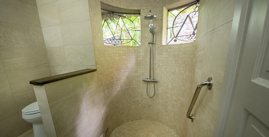 eastwinds-deluxe-cottage-shower